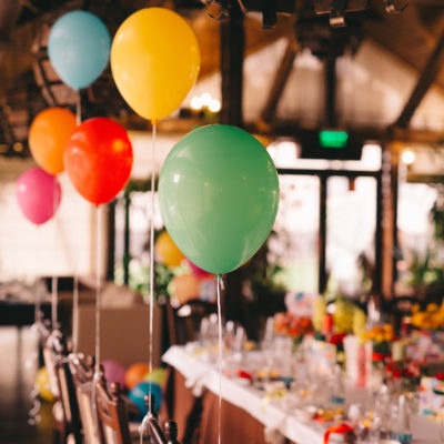 Indoor decoration with balloons for a baby birthday party